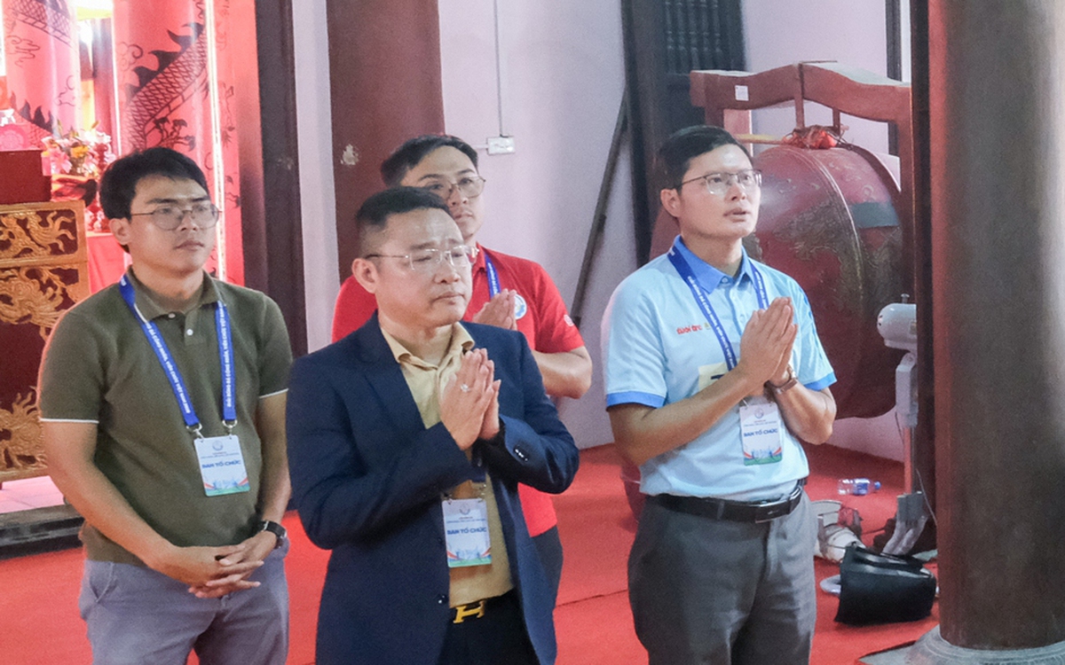Ban tổ chức Giải bóng đá công nhân, viên chức Việt Nam dâng hương Đức Thánh Gióng