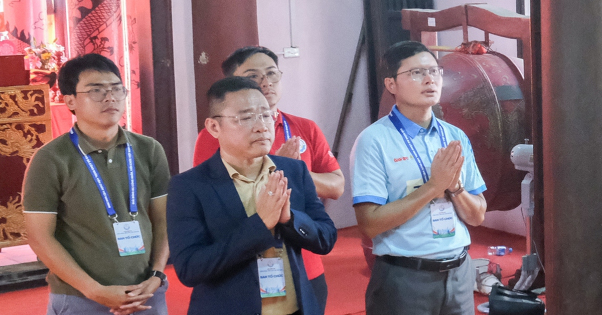 Ban tổ chức Giải bóng đá công nhân, viên chức Việt Nam dâng hương Đức Thánh Gióng