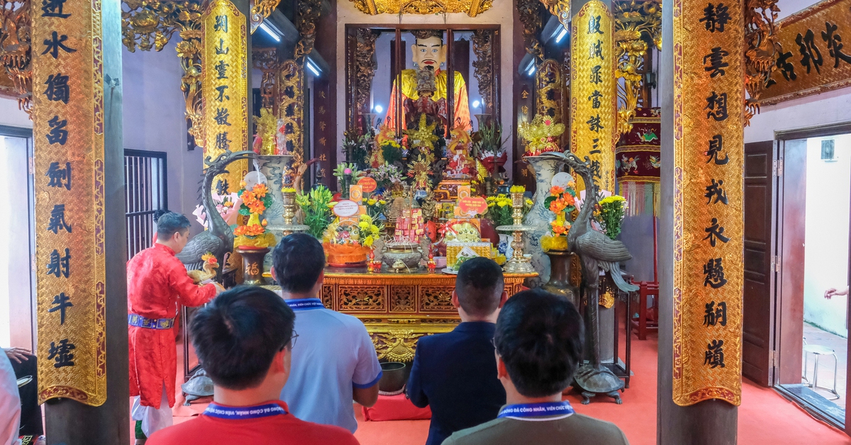 Ban tổ chức Giải bóng đá công nhân, viên chức Việt Nam dâng hương Đức Thánh Gióng