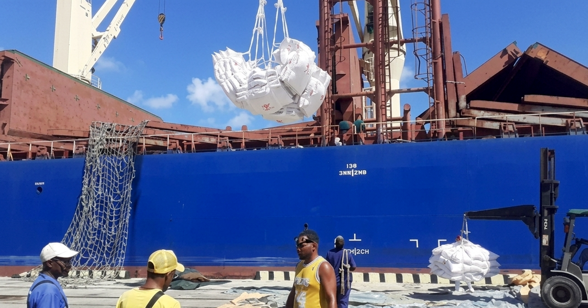 Tàu chở 15.000 tấn gạo viện trợ từ Trung Quốc cập cảng Cuba