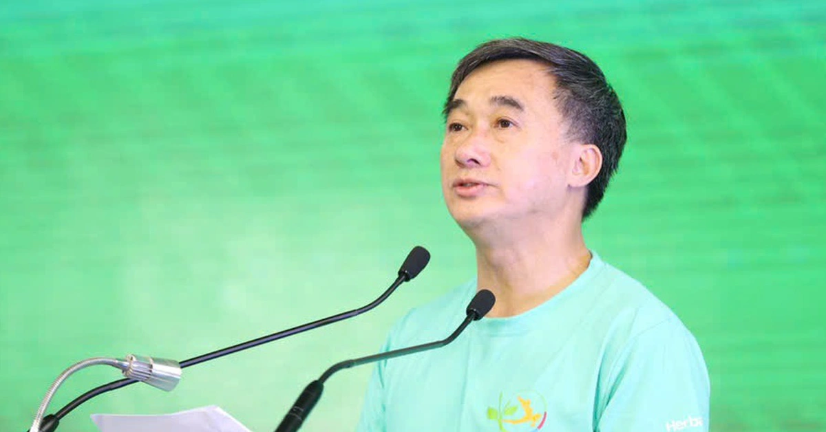 Thứ trưởng Bộ Y tế: 'Phòng bệnh nằm ngay trong đôi giày đi bộ'