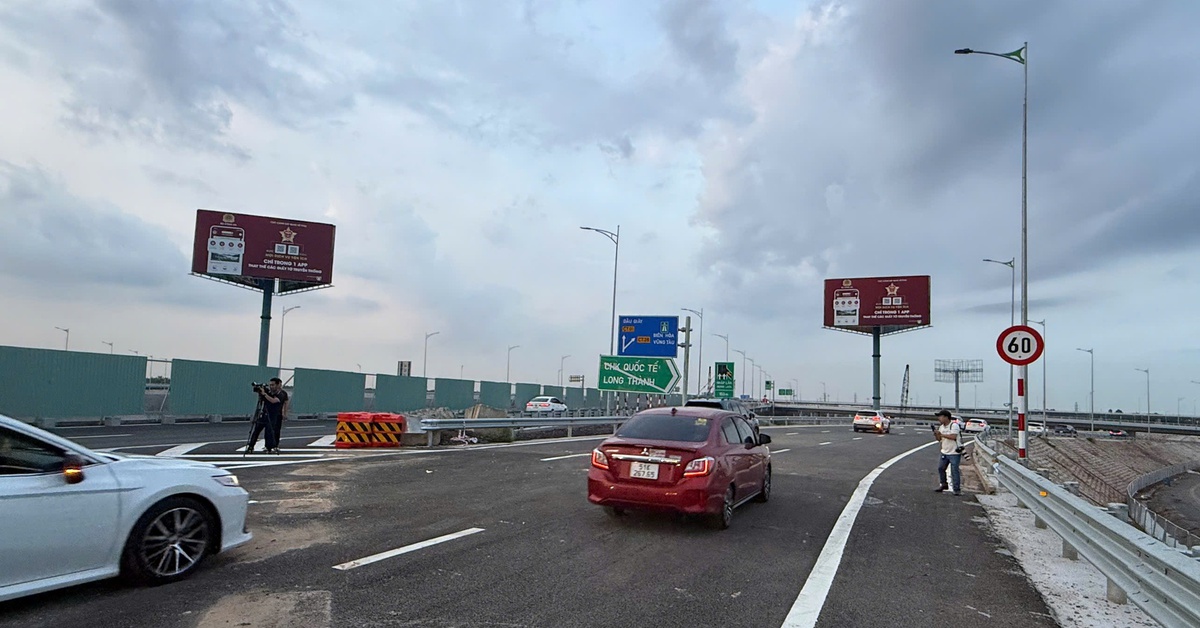 Xe đi cao tốc TP.HCM - Long Thành đã bắt đầu đi tuyến T2 để vào cao tốc Biên Hoà - Vũng Tàu