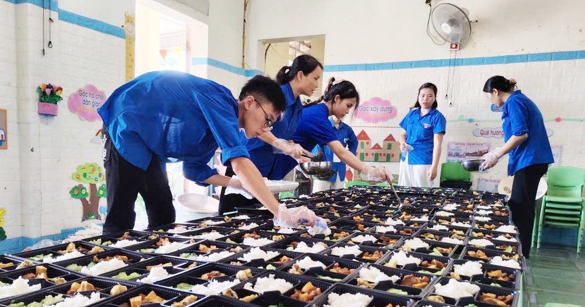 Đoàn viên xứ Nghệ mang bữa cơm yêu thương tiếp sức sĩ tử thi lớp 10