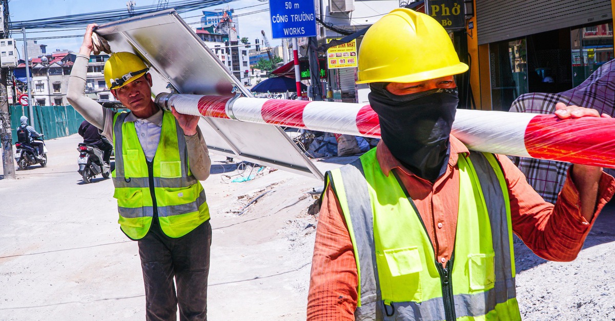 Người dân Hà Nội đội nắng mưu sinh trong ngày thủ đô nóng nhất cả nước