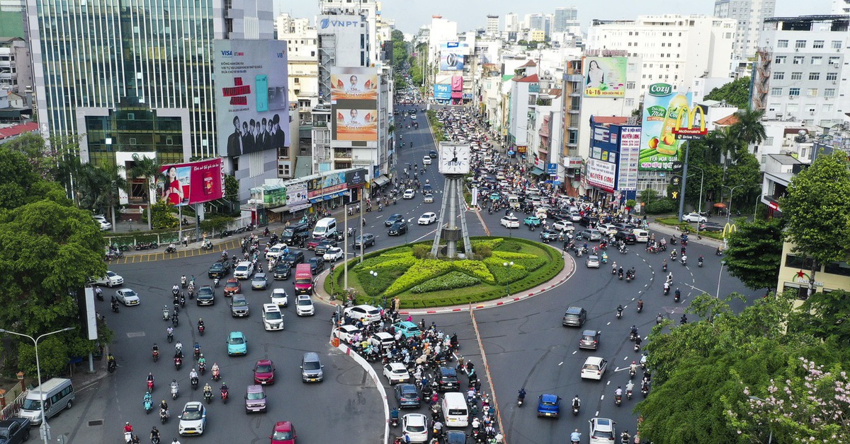 Vòng xoay Điện Biên Phủ sáng đầu tuần ổn định, một số đường lân cận ùn ứ