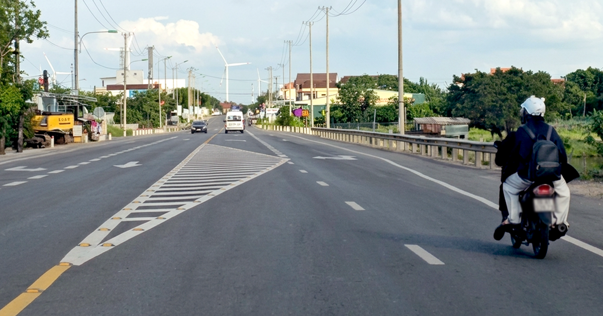 Đường đang thẳng băng, vì sao đột ngột có vạch kẻ hình tam giác chiếm cả làn đường?