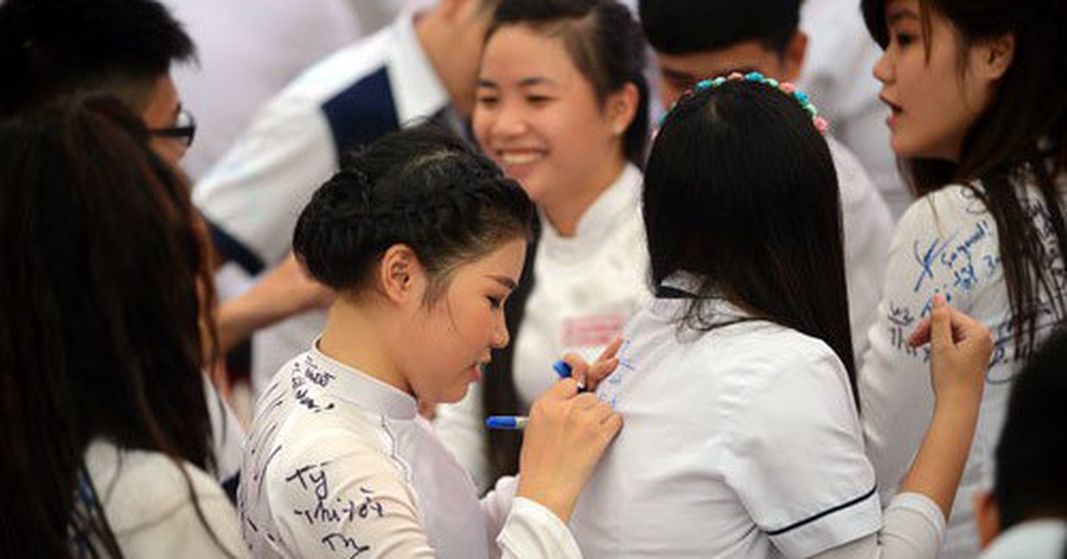Ký tên lên áo đồng phục cuối cấp là ký ức đẹp hay sự lãng phí?