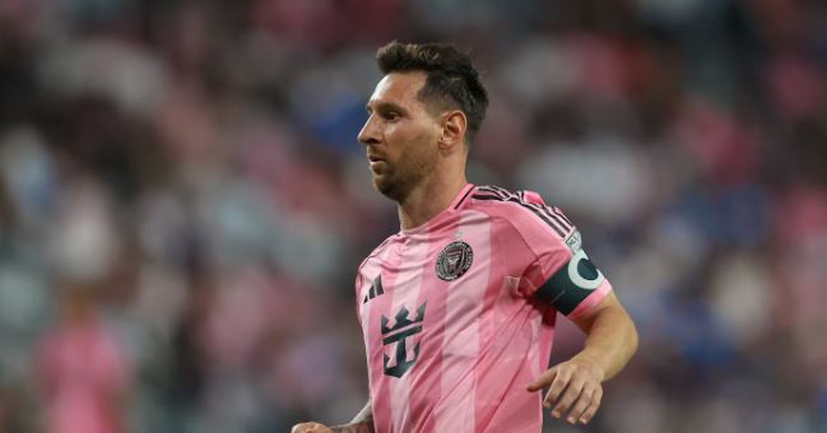 Messi chấn thương rời sân, cổ động viên lo sốt vó vì World Cup đến gần