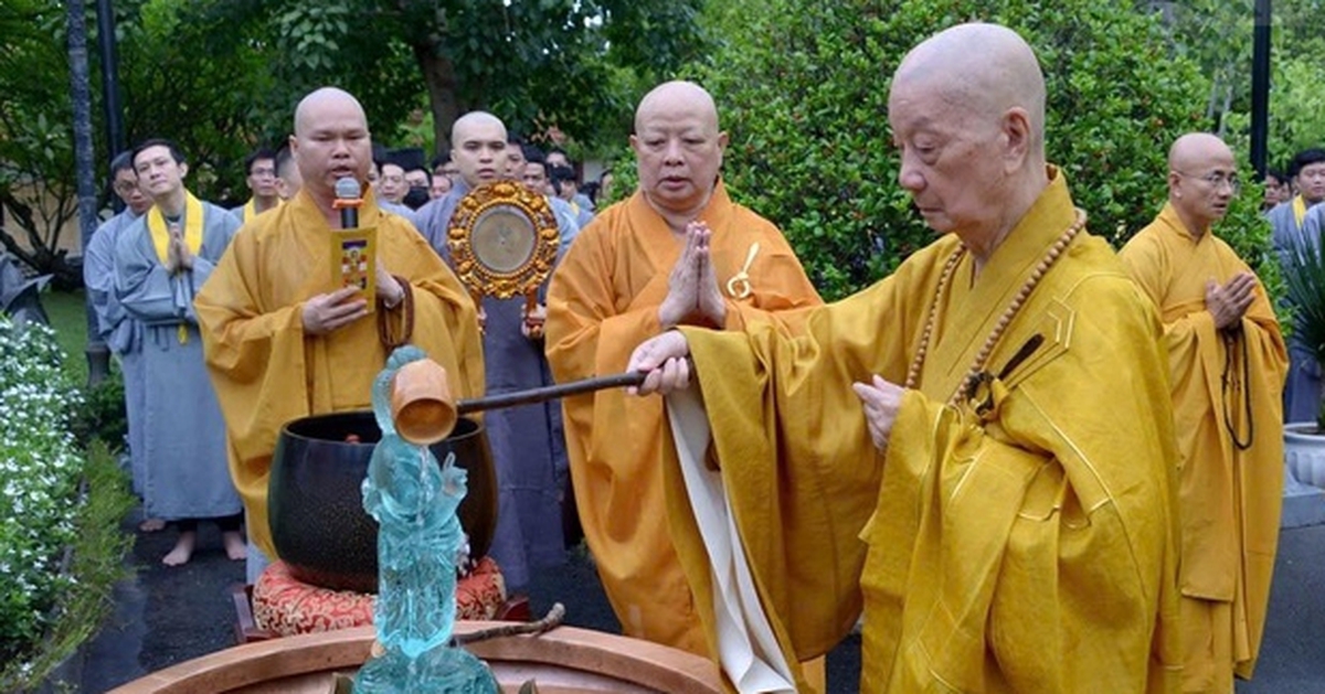 Đức Pháp chủ Thích Trí Quảng thực hiện nghi thức tắm Phật mùa Phật đản