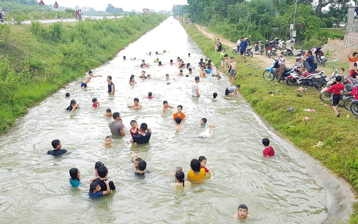 Nông dân gặt lúa đêm trốn nắng, người dân đổ ra kênh 'giải nhiệt'
