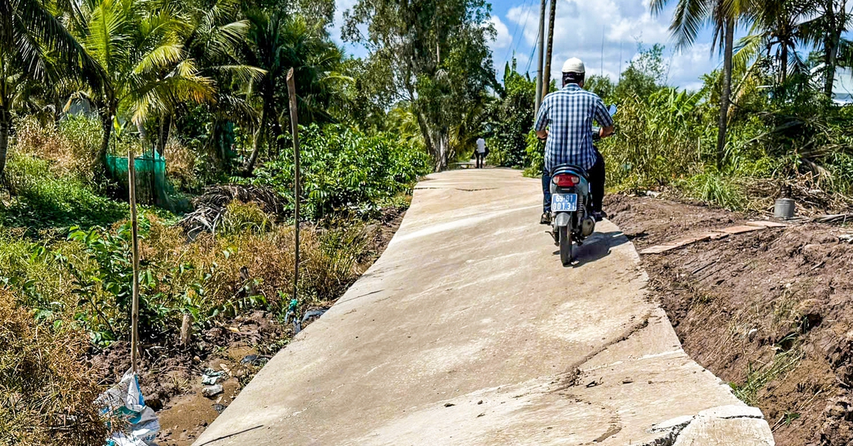 Cà Mau: Mưa lớn kéo dài, đường nứt toác, nhà dân ven sông bị uy hiếp