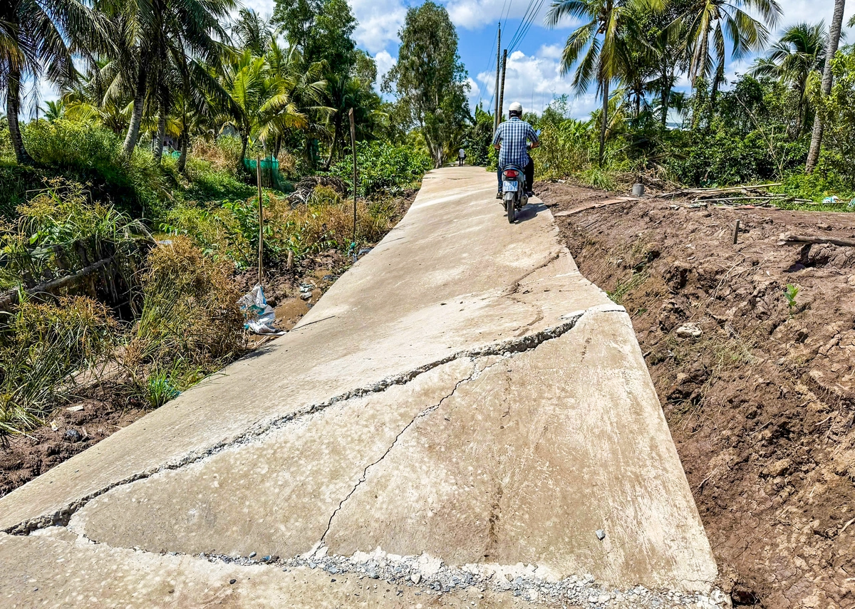 Cà Mau: Mưa lớn kéo dài, đường nứt toác, nhà dân ven sông bị uy hiếp