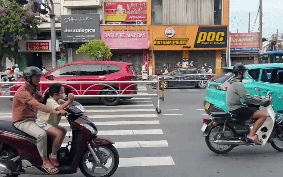 Dải phân cách tự động dùng năng lượng mặt trời đầu tiên ở TP.HCM hoạt động ra sao khi trời mưa?