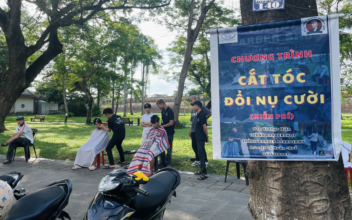 Ấm lòng tiệm tóc 'đổi nụ cười' nơi vỉa hè cố đô Huế