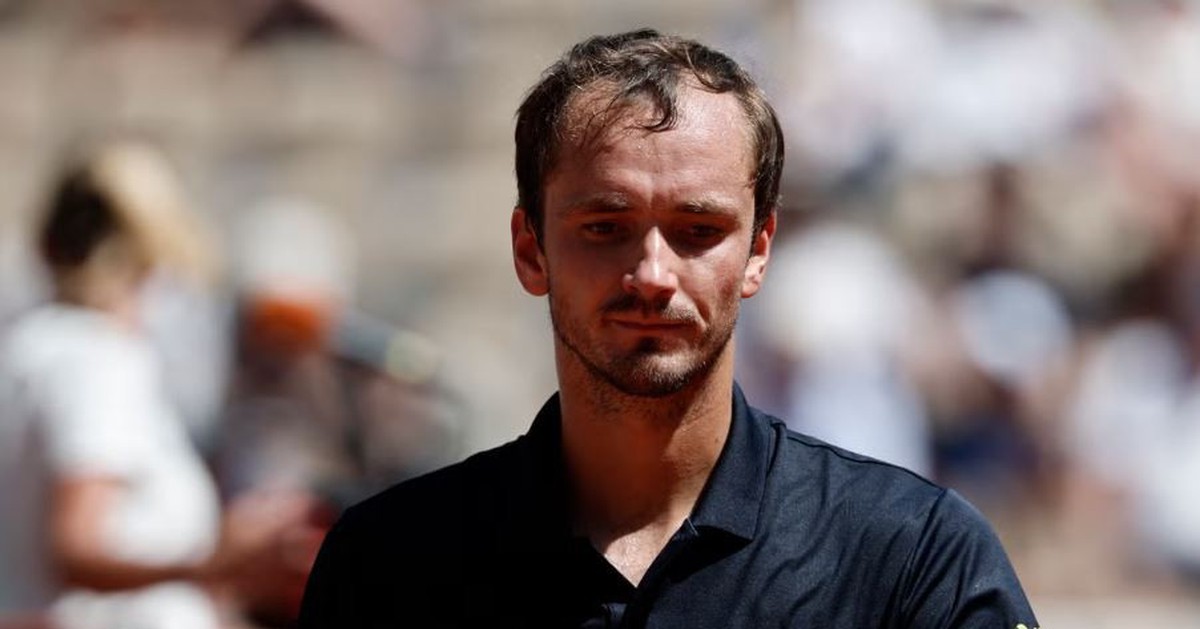 Medvedev thua sốc ở vòng đầu tiên Roland Garros 2026