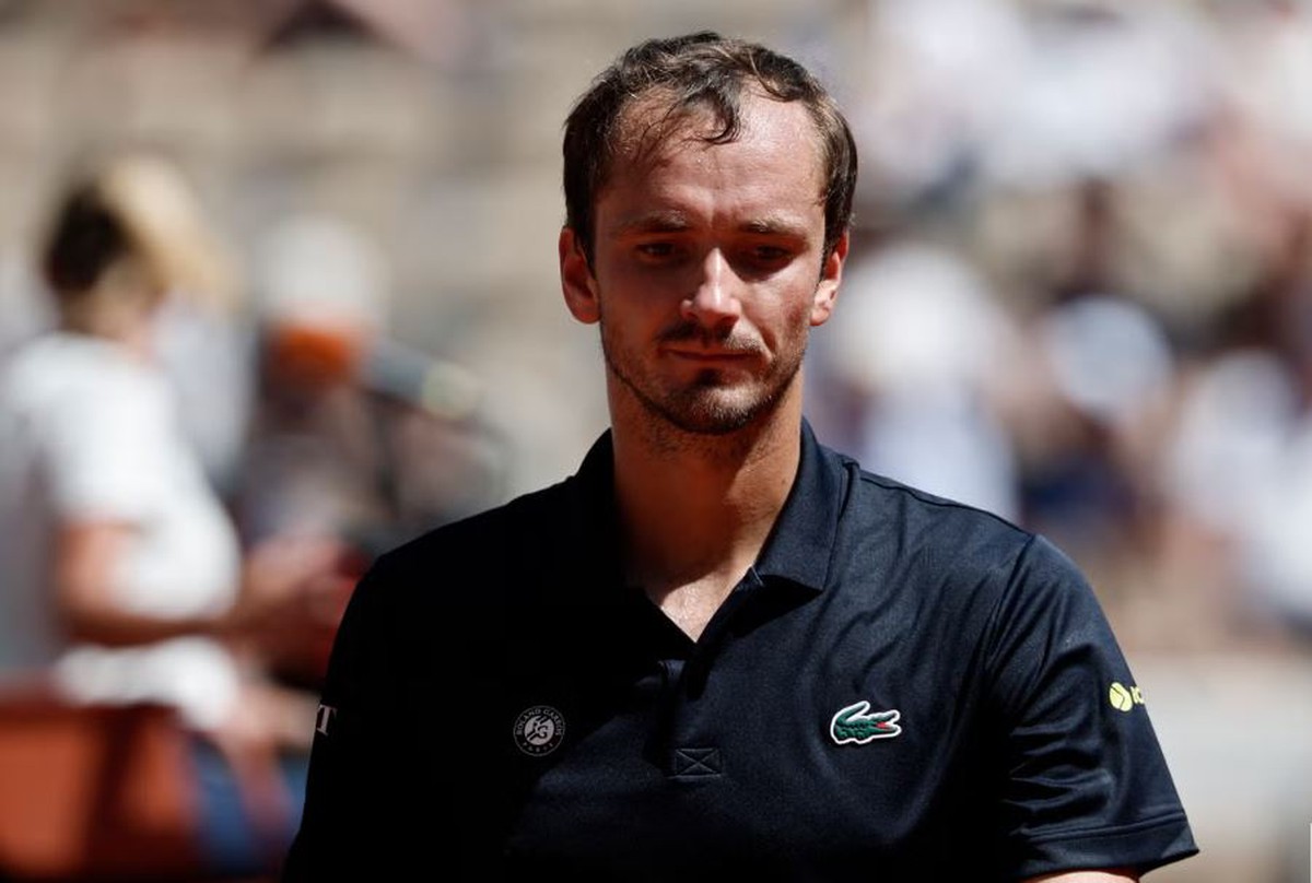 Medvedev thua sốc ở vòng đầu tiên Roland Garros 2026