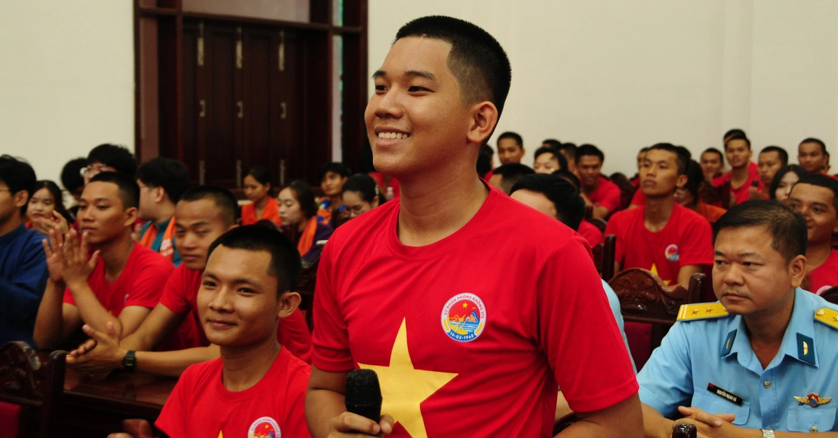 Bộ đội phòng không trổ tài nói tiếng Anh, tiếng Nga lưu loát khiến nhiều người bất ngờ