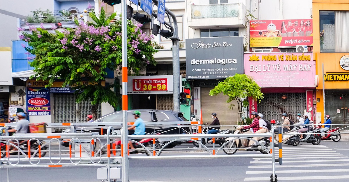 Dải phân cách tự động dùng năng lượng mặt trời đầu tiên ở TP.HCM hoạt động ra sao khi trời mưa?