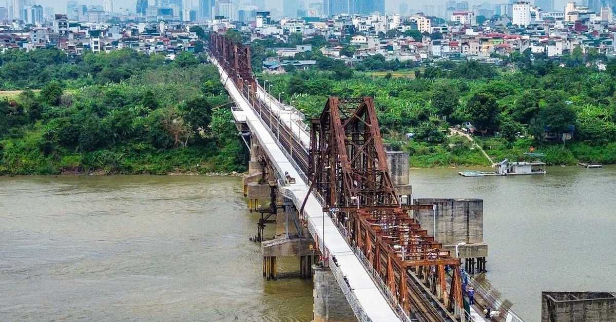 Xe đi lại bình thường trên cầu Long Biên sau 2 tháng sửa chữa