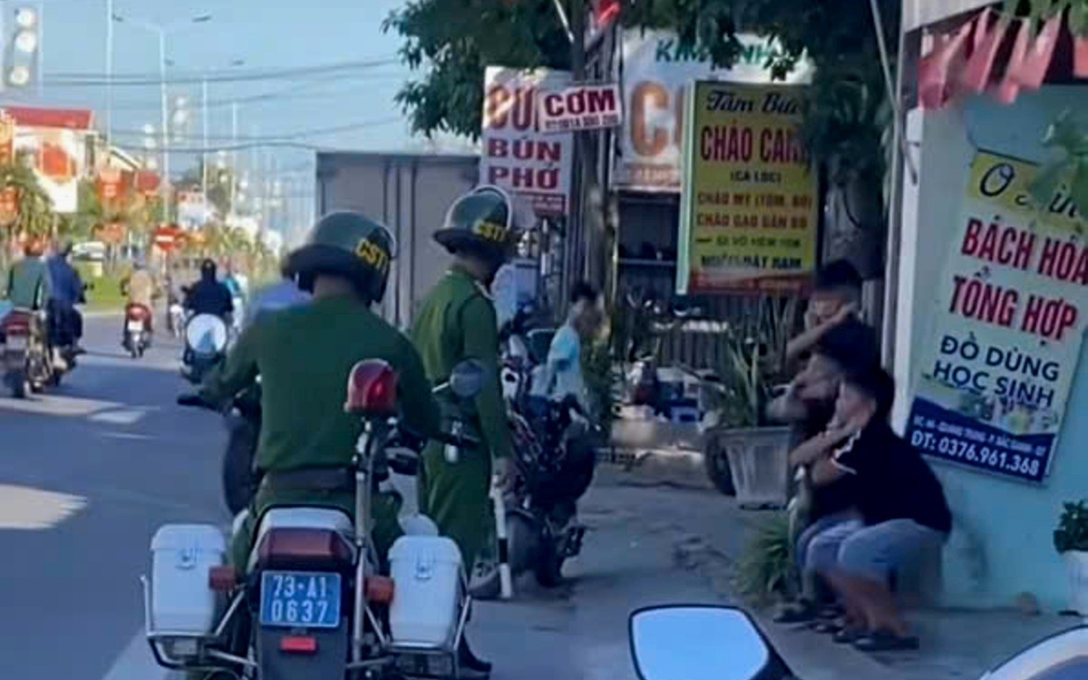 Đi xe máy điện kẹp ba không đội mũ bảo hiểm, nhóm học sinh bị phạt thụt dầu, buộc dắt bộ về