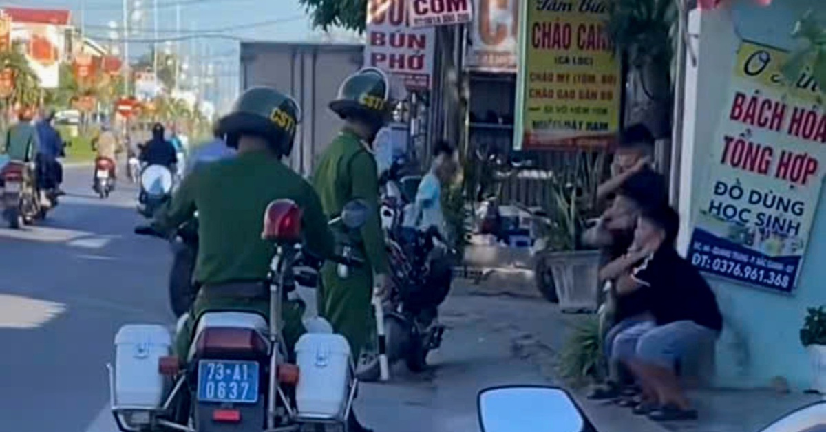 Đi xe máy điện kẹp ba không đội mũ bảo hiểm, nhóm học sinh bị phạt thụt dầu, buộc dắt bộ về