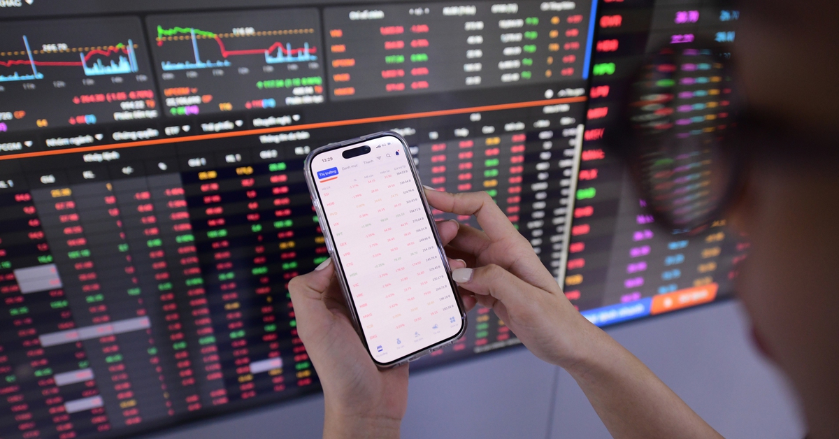 Gần 400 mã tăng giá, VN-Index vẫn không giữ được sắc xanh