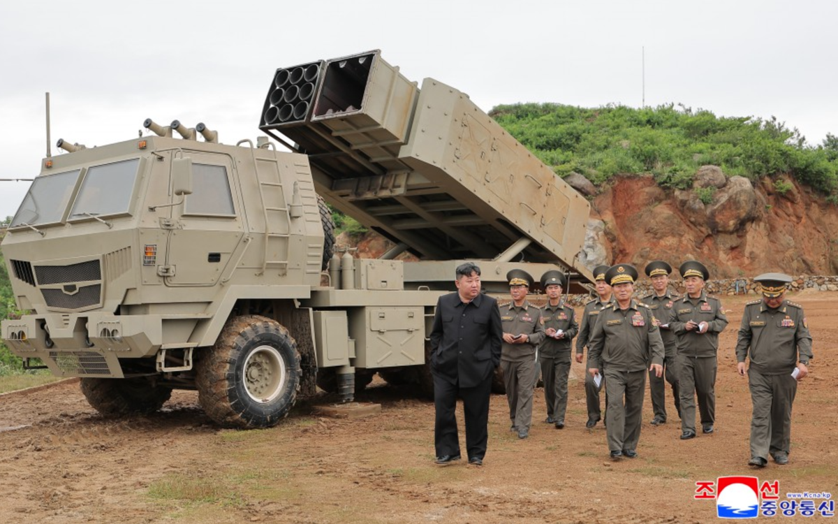 Triều Tiên công bố hình ảnh ông Kim Jong Un giám sát thử hệ thống phóng tên lửa mới