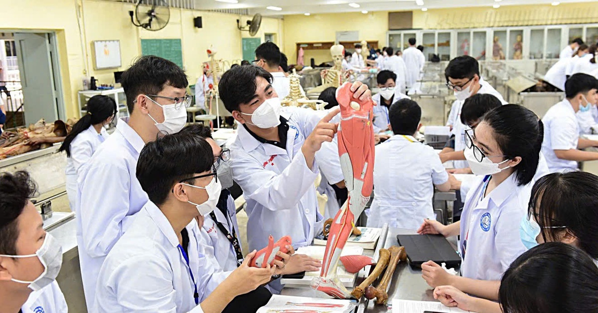 Từ 1-7: Thay đổi cách chống dịch; sinh viên y học dự phòng được cấp học bổng