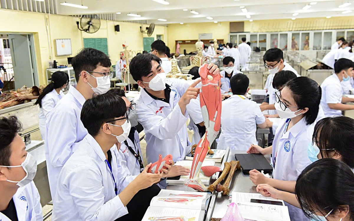 Từ 1-7: Thay đổi cách chống dịch; sinh viên y học dự phòng được cấp học bổng