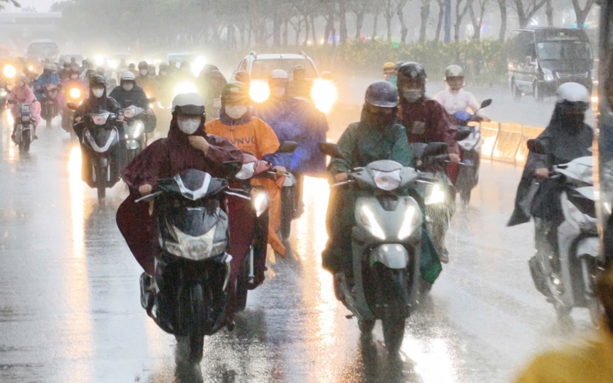 Nắng nóng ở TP.HCM và Nam Bộ giảm dần, mưa vừa và mưa to tăng lên
