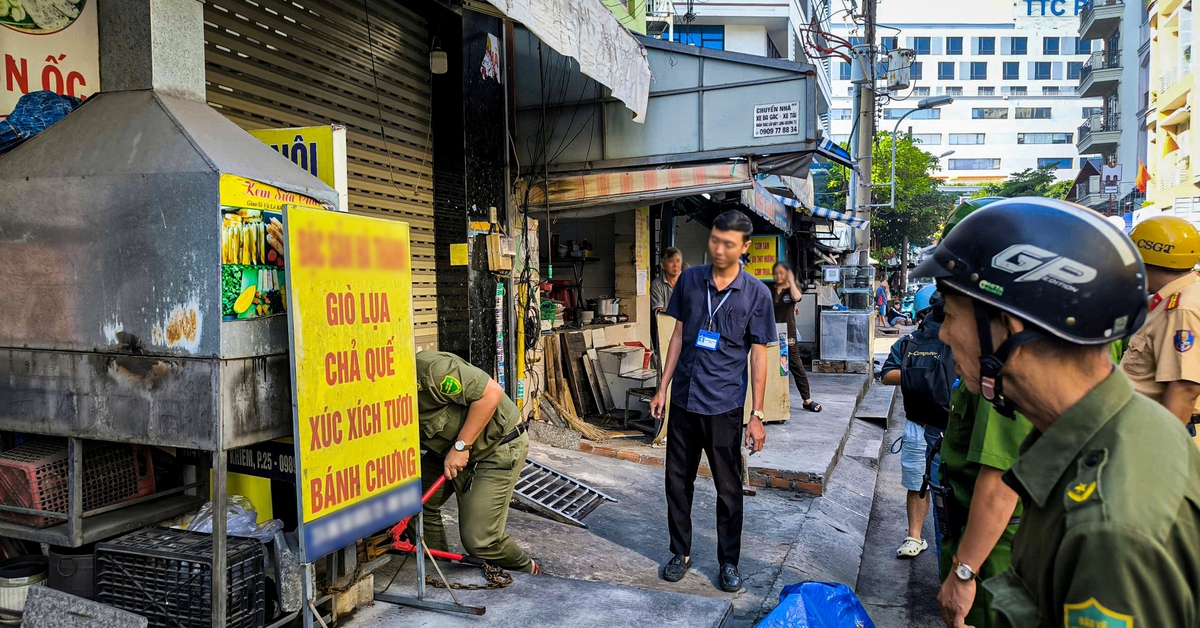 Đi bộ vài bước trên vỉa hè mà phải len lỏi giữa hàng quán, xe cộ