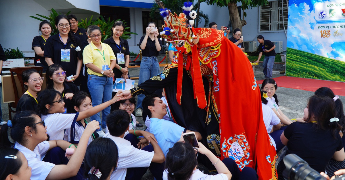 Không cần âm thanh, sinh viên tạo nên sân chơi rộn ràng cho trẻ khiếm thính