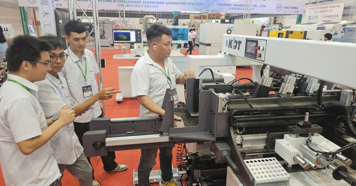 Công nghệ AI, máy móc Trung Quốc áp đảo tại triển lãm ngành gỗ