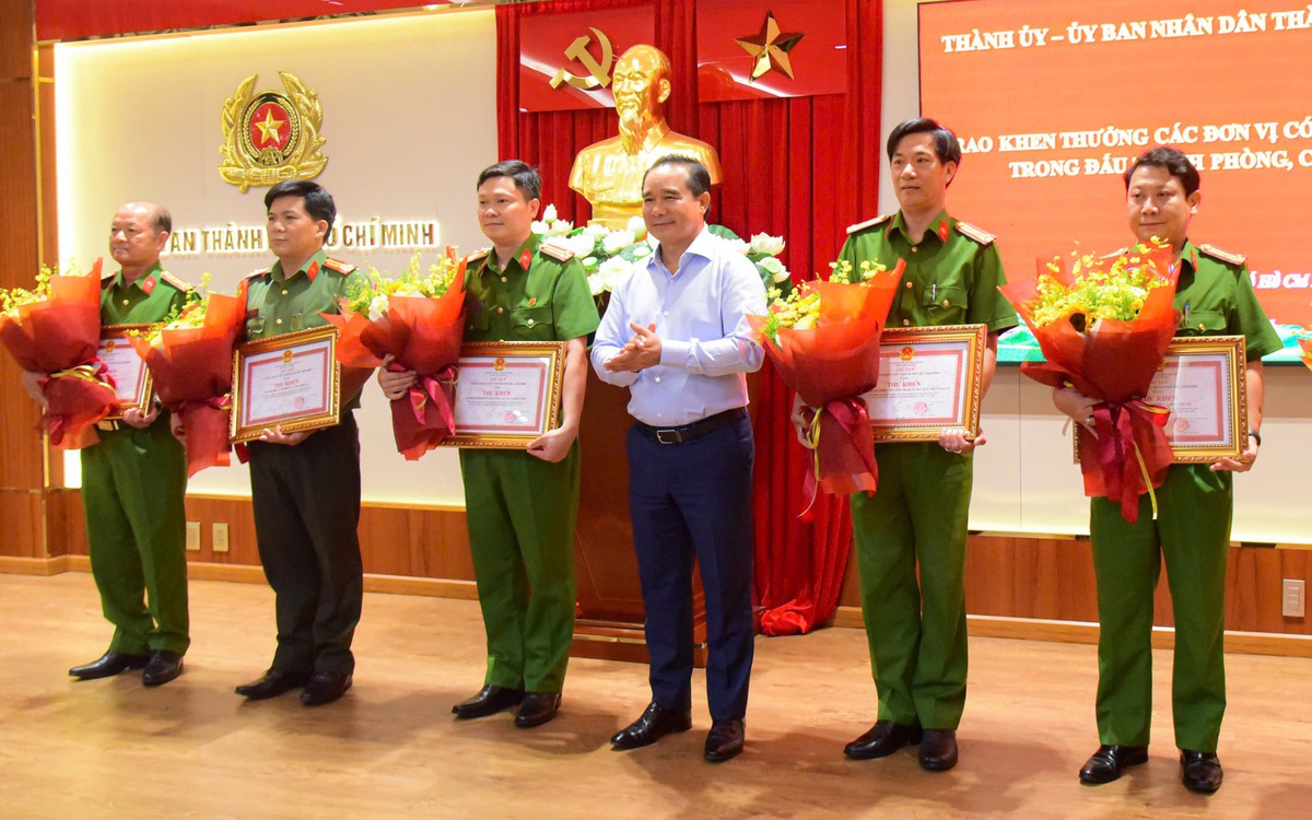 Khen thưởng lực lượng bắt giữ 2 nghi phạm Samoa nổ súng giết người tại phường Bến Thành