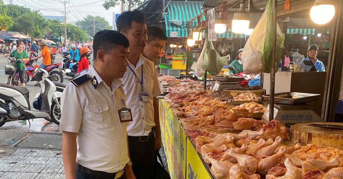 TP.HCM: Tăng kiểm tra tại các chợ, nhiều tiểu thương bị phạt vì địa điểm giết mổ gà, vịt