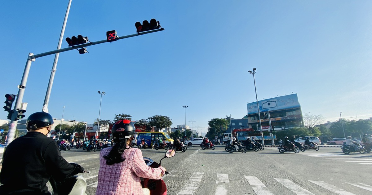 'Sốc văn hóa giao thông' khi tới Đà Nẵng: Dừng đèn đỏ ngay ngắn, ô tô lùi 5m nhường đường xe máy