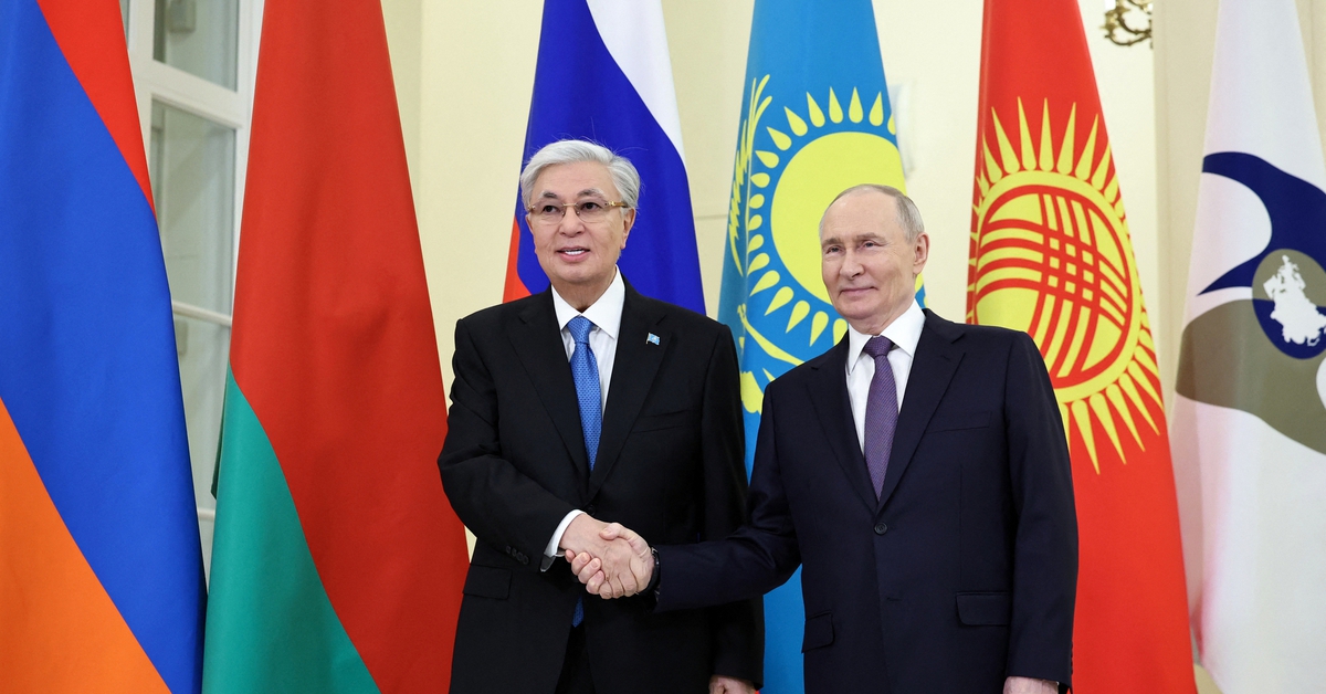 Ông Putin tặng 4 con hổ quý cho Kazakhstan