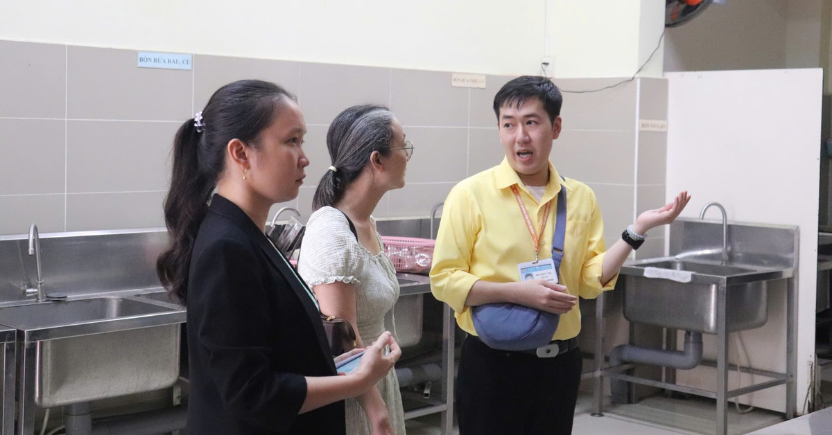 Phụ huynh xin xem bếp ăn bán trú khi chọn trường vào lớp 1 cho con