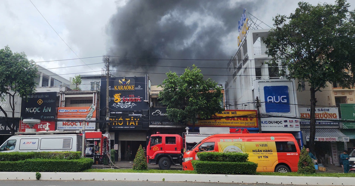 Cháy giữa trưa ở trung tâm TP Cần Thơ