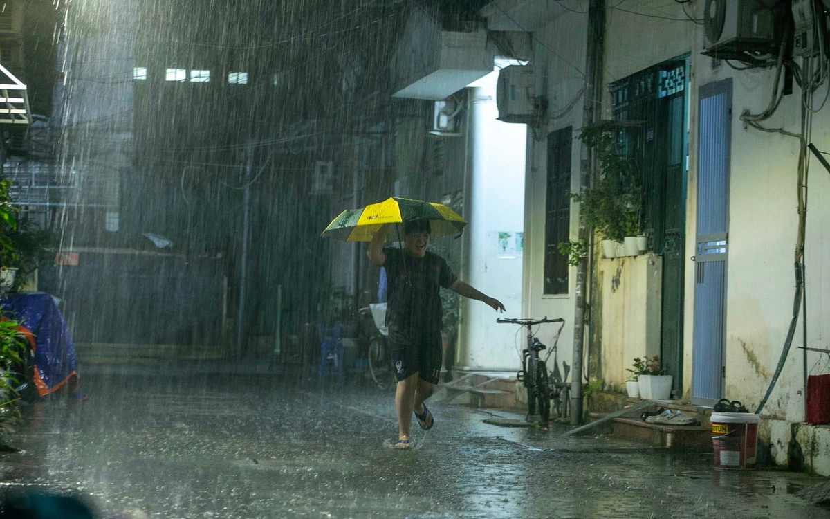 Hà Nội đã có mưa rào sau chuỗi ngày nắng nóng 40 độ C
