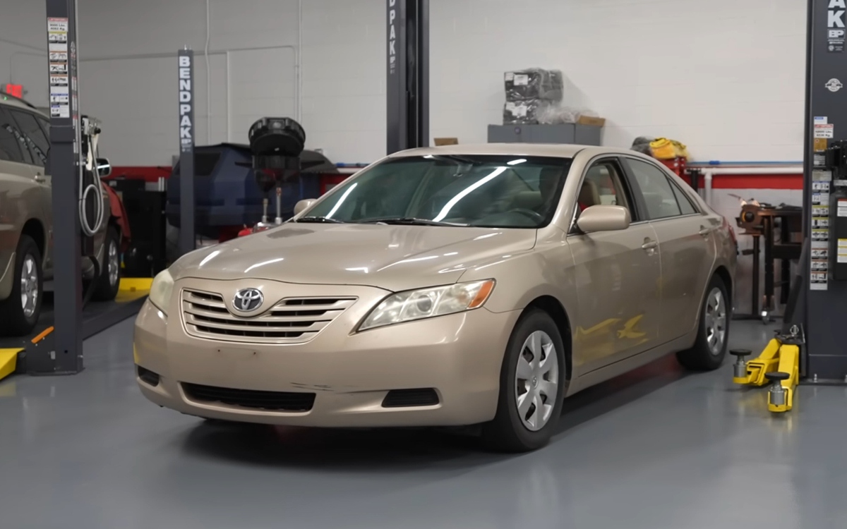 Mua Toyota Camry lỗi dầu ngay từ nhà máy, chạy nửa triệu km bình thường mới mang đi sửa và dùng tiếp