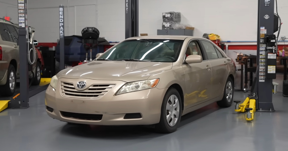 Mua Toyota Camry lỗi dầu ngay từ nhà máy, chạy nửa triệu km bình thường mới mang đi sửa và dùng tiếp
