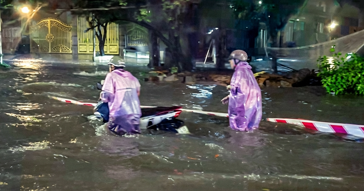 Quốc lộ 51 qua Đồng Nai bị 'nhấn chìm' sau cơn mưa đầu mùa