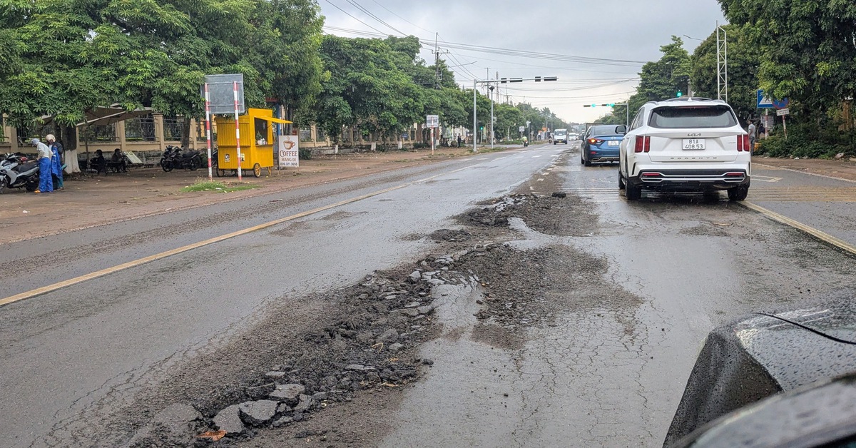 Sau vài cơn mưa đầu mùa, quốc lộ 19 lại hư hỏng, bong tróc mặt đường