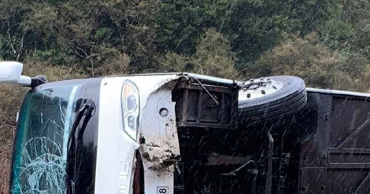 Xe van chỉ được chở 9 khách nhưng chở tới 16 người, gây tai nạn nghiêm trọng