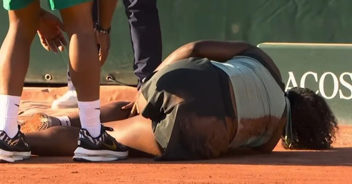 Tay vợt 24 tuổi dính chấn thương nặng ở Roland Garros, ngồi xe lăn rời sân