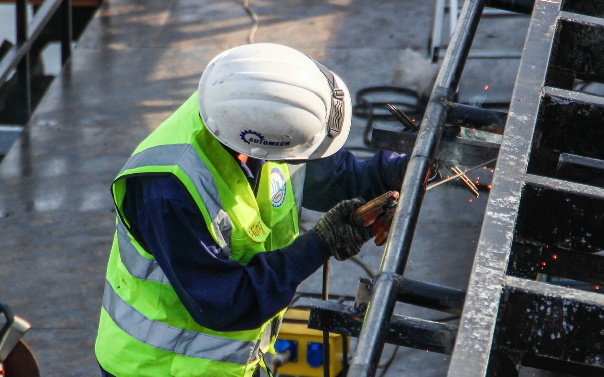 Công nhân đội nắng gắt, nỗ lực hoàn thiện khán đài 'khủng' DIFF 2026