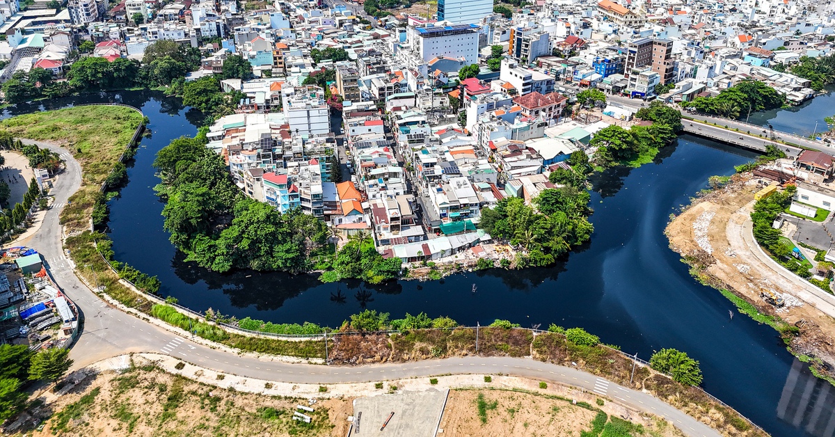 Nhiều đoạn rạch Xuyên Tâm chưa thể đưa máy móc vào thi công