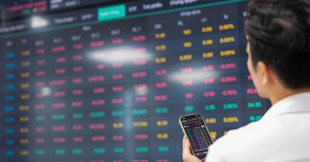 VN-Index mất hơn 10 điểm, nhóm cổ phiếu 'vua' gây áp lực