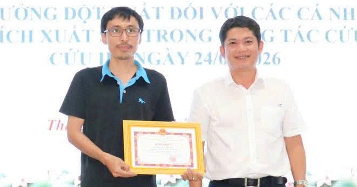 Kịp cứu tài xế mắc kẹt trong ô tô sau tai nạn, 2 người dân được xã Thái Mỹ khen thưởng